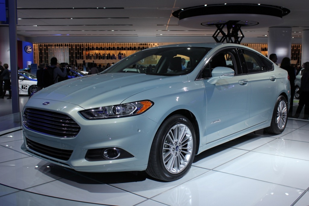 2013_Ford_Fusion_Sedan (8)-252.jpg